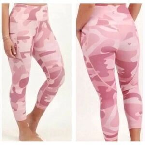 Zyia Active Women's‎ Size 8-10 Pink Camo Pocket Light N Tight Hi-Rise Capri 20"